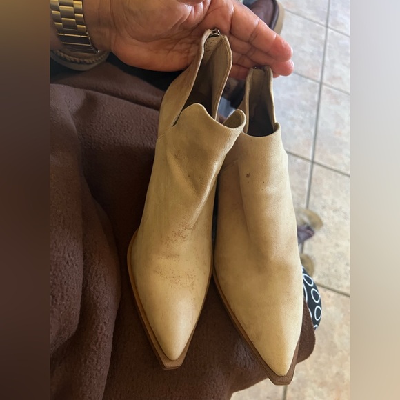 Vince Camuto Shoes - Elegant Cream Ankle Boots
Size 8.5 M